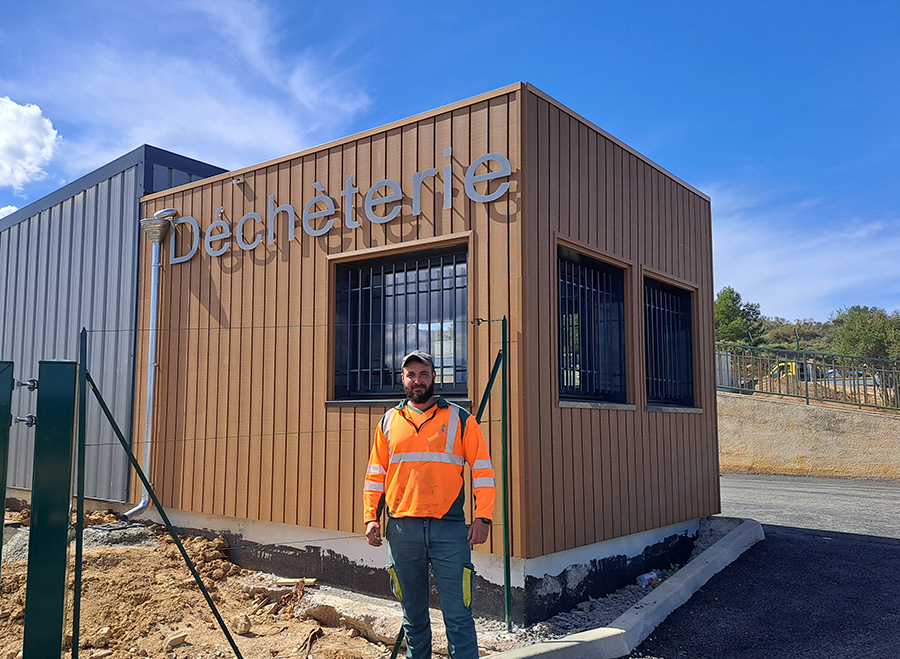 Agent de la déchèterie d'Aigues-Vives devant la nouvelle entrée