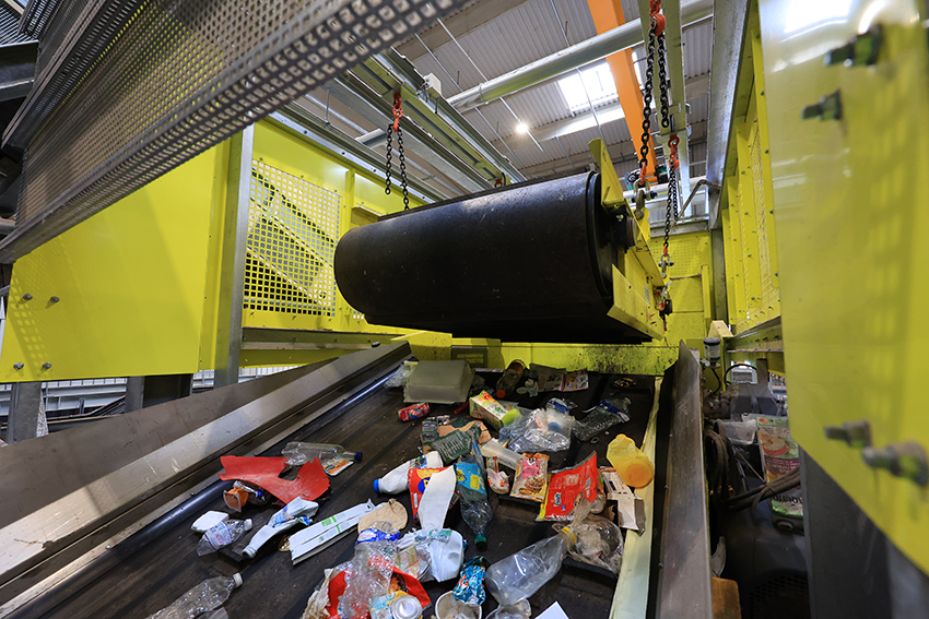 Gros plan sur une des machines de tri du nouveau centre de tri Brugeria