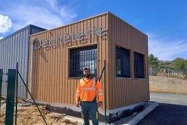 Agent de la déchèterie d'Aigues-Vives devant la nouvelle entrée