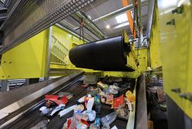 Gros plan sur une des machines de tri du nouveau centre de tri Brugeria