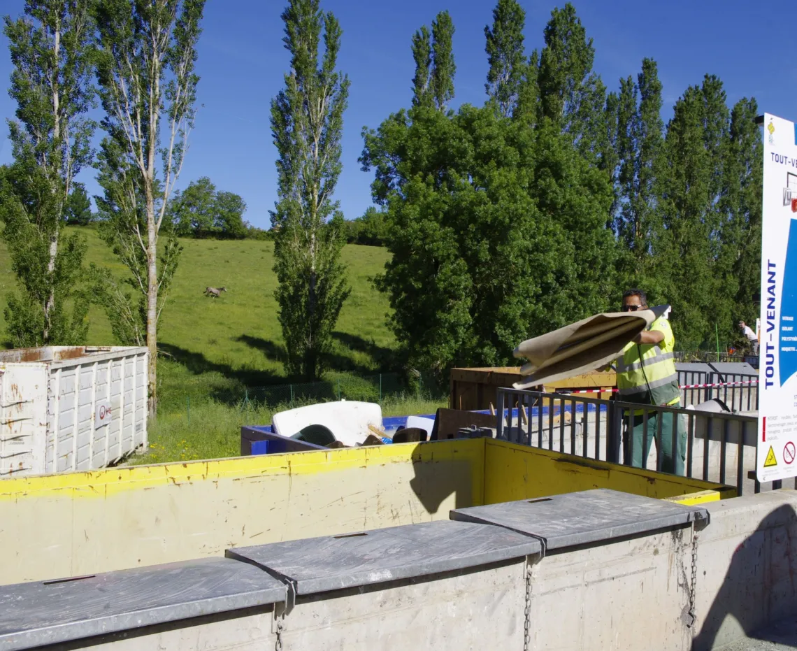 Homme jetant dans la déchèterie