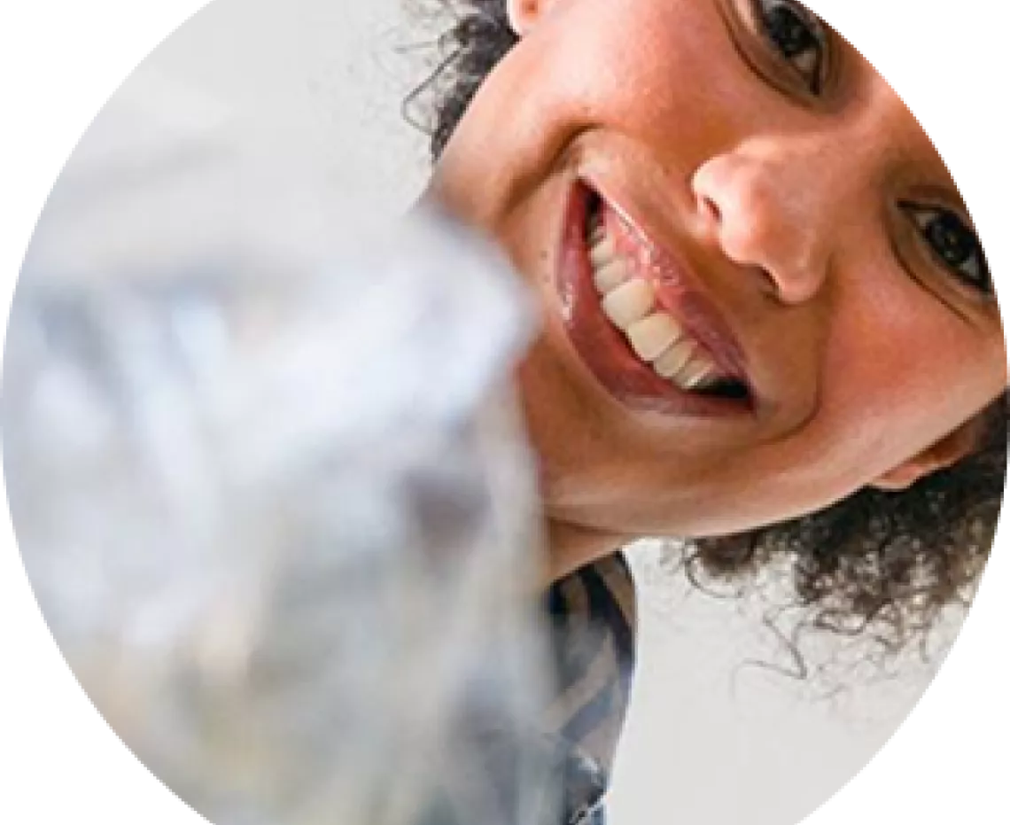 visage d'une femme souriant