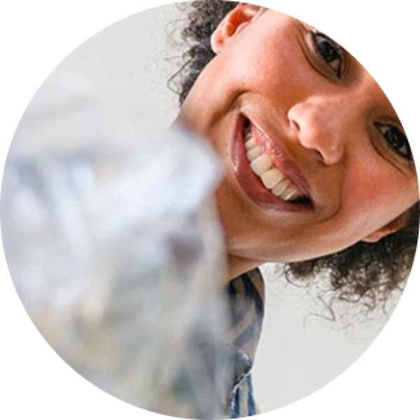 visage d'une femme souriant